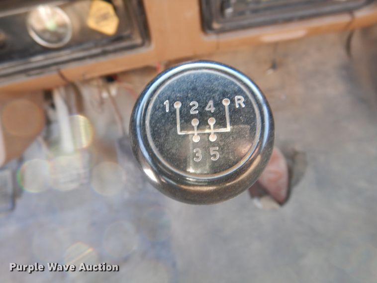 image for item DP5445 1986 Ford F700  utility / service truck