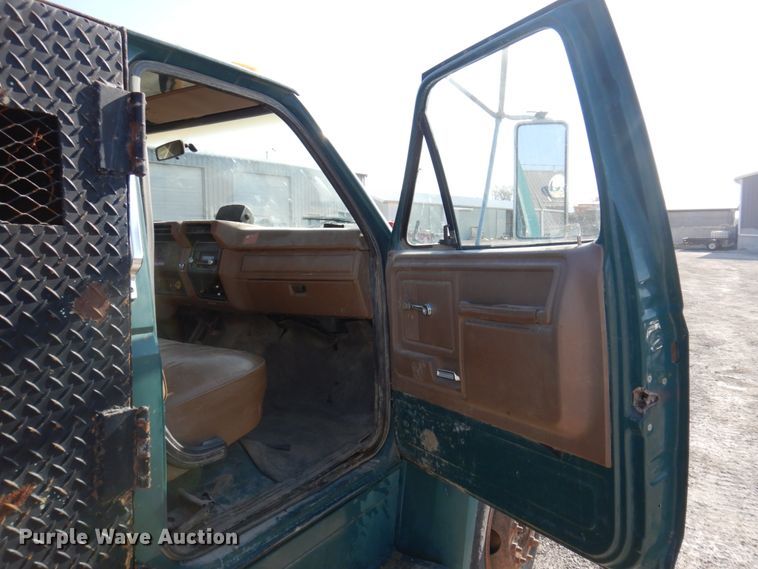 image for item DP5445 1986 Ford F700  utility / service truck