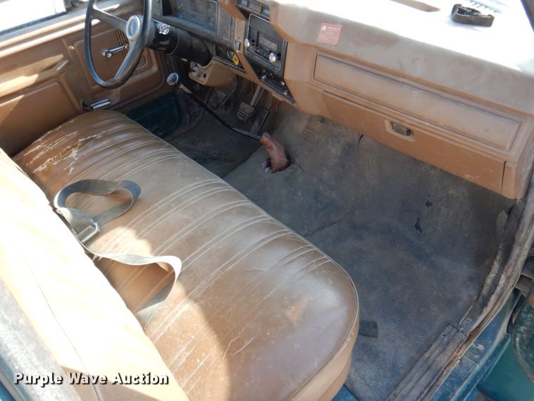 image for item DP5445 1986 Ford F700  utility / service truck