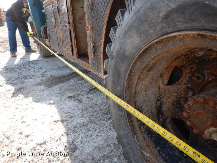 image for item DP5445 1986 Ford F700  utility / service truck