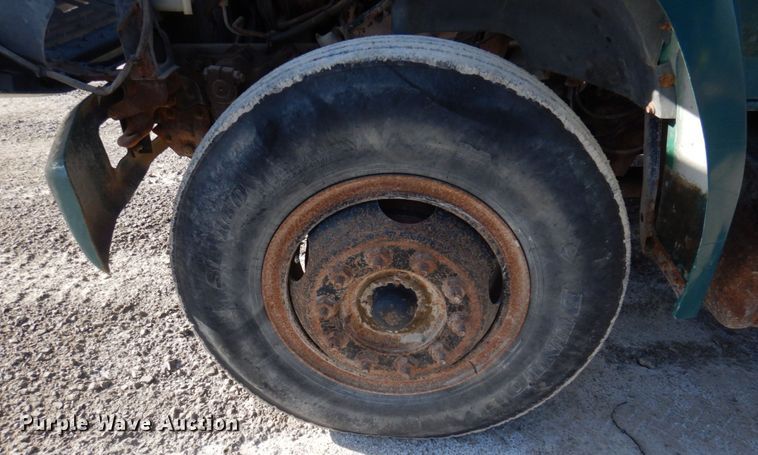 image for item DP5445 1986 Ford F700  utility / service truck