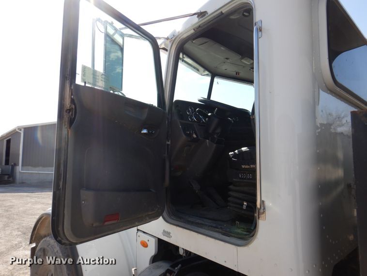 image for item DP5447 2013 Peterbilt 365  dump truck