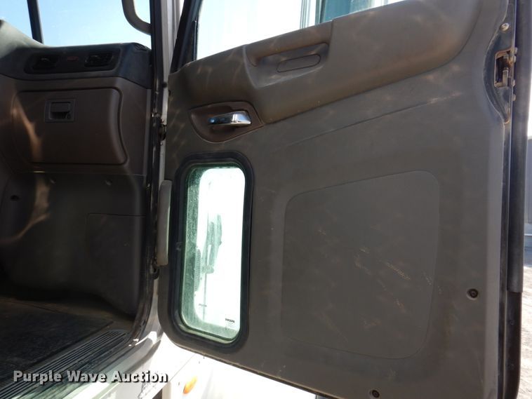 image for item DP5447 2013 Peterbilt 365  dump truck