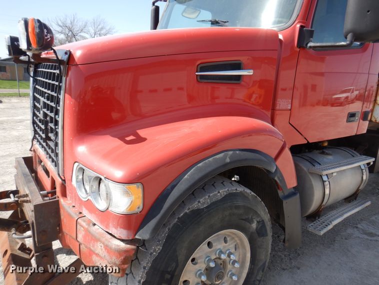 image for item DP5448 2002 Volvo VHD  dump truck