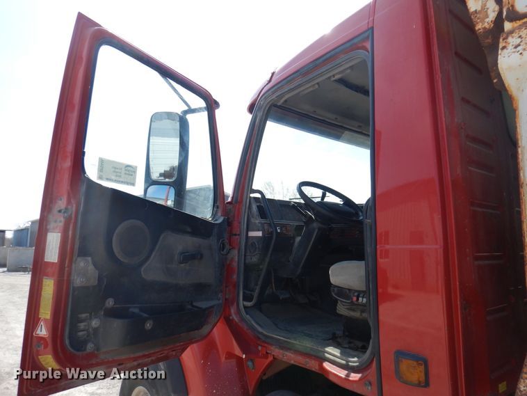 image for item DP5448 2002 Volvo VHD  dump truck