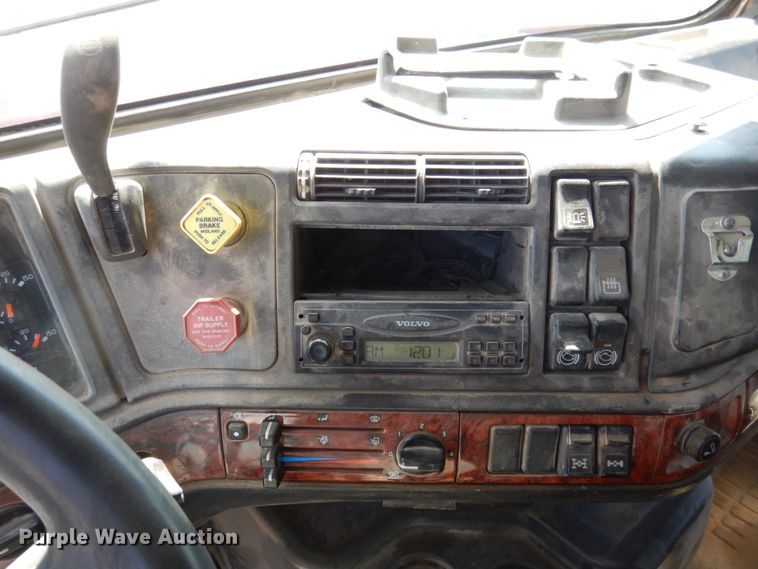 image for item DP5448 2002 Volvo VHD  dump truck