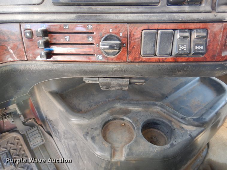 image for item DP5448 2002 Volvo VHD  dump truck