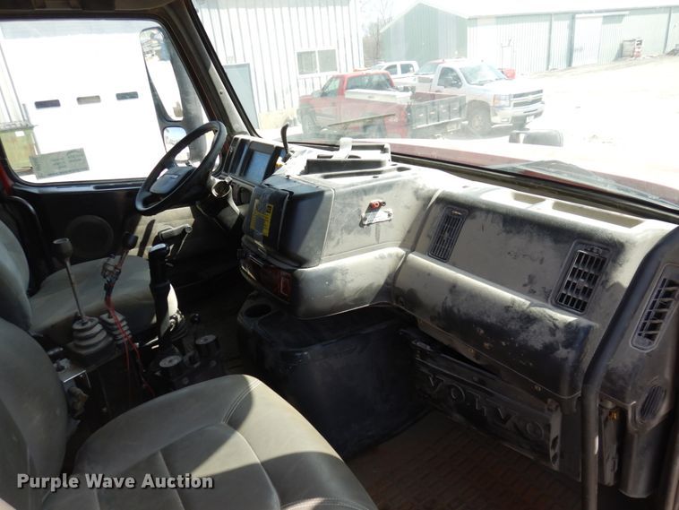 image for item DP5448 2002 Volvo VHD  dump truck