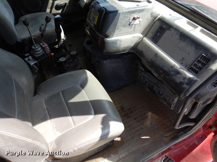 image for item DP5448 2002 Volvo VHD  dump truck