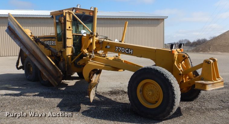 image for item DS8005 1999 John Deere 770CH  motor grader
