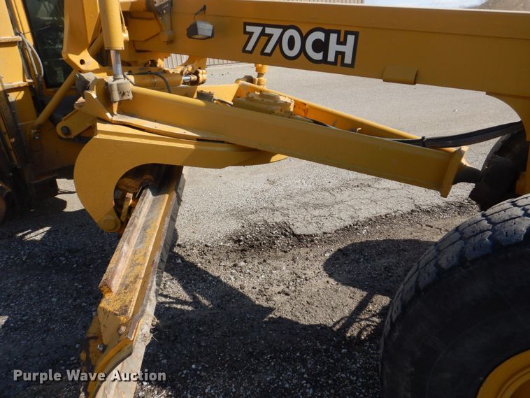 image for item DS8005 1999 John Deere 770CH  motor grader