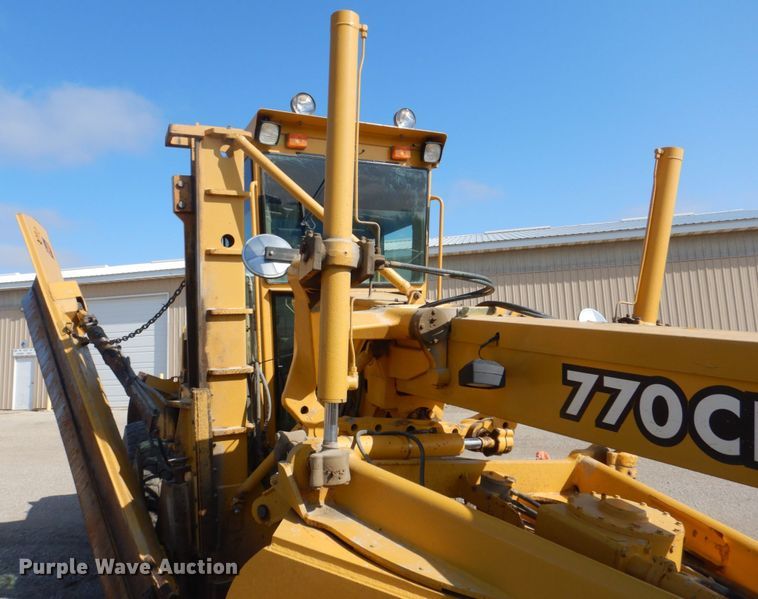 image for item DS8005 1999 John Deere 770CH  motor grader