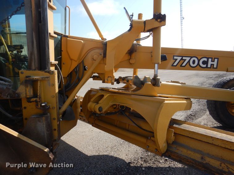image for item DS8005 1999 John Deere 770CH  motor grader
