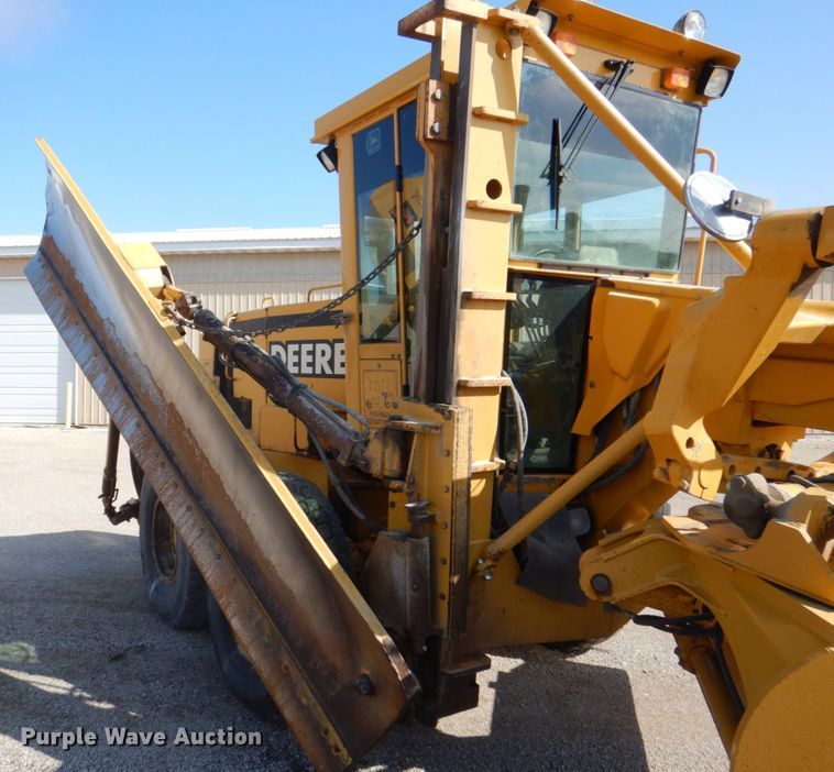 image for item DS8005 1999 John Deere 770CH  motor grader