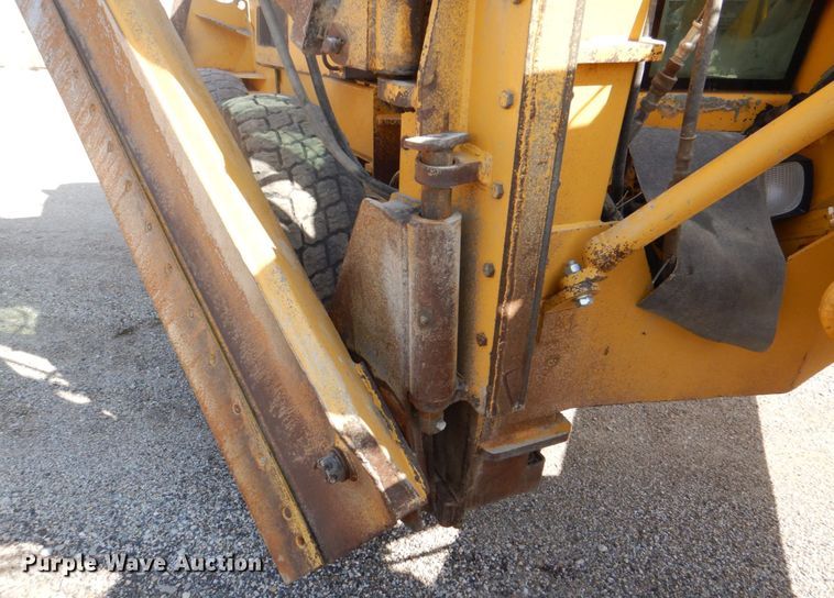 image for item DS8005 1999 John Deere 770CH  motor grader