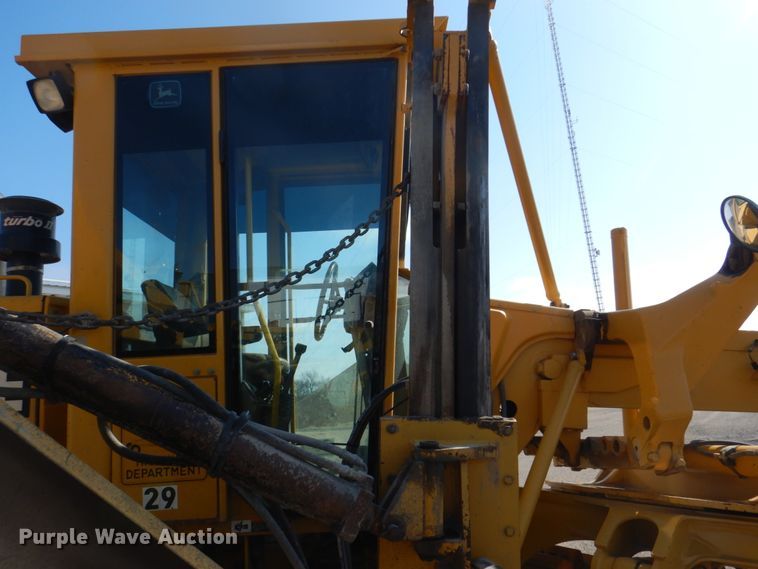 image for item DS8005 1999 John Deere 770CH  motor grader