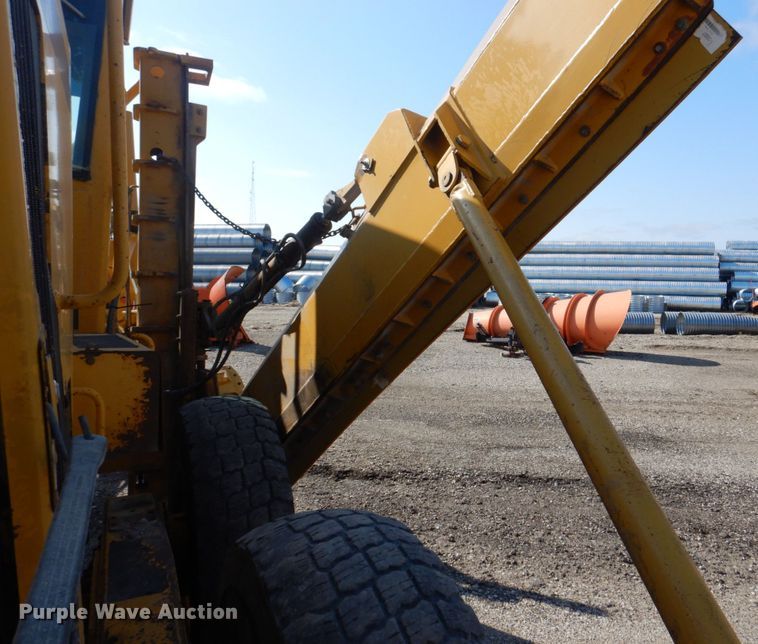 image for item DS8005 1999 John Deere 770CH  motor grader