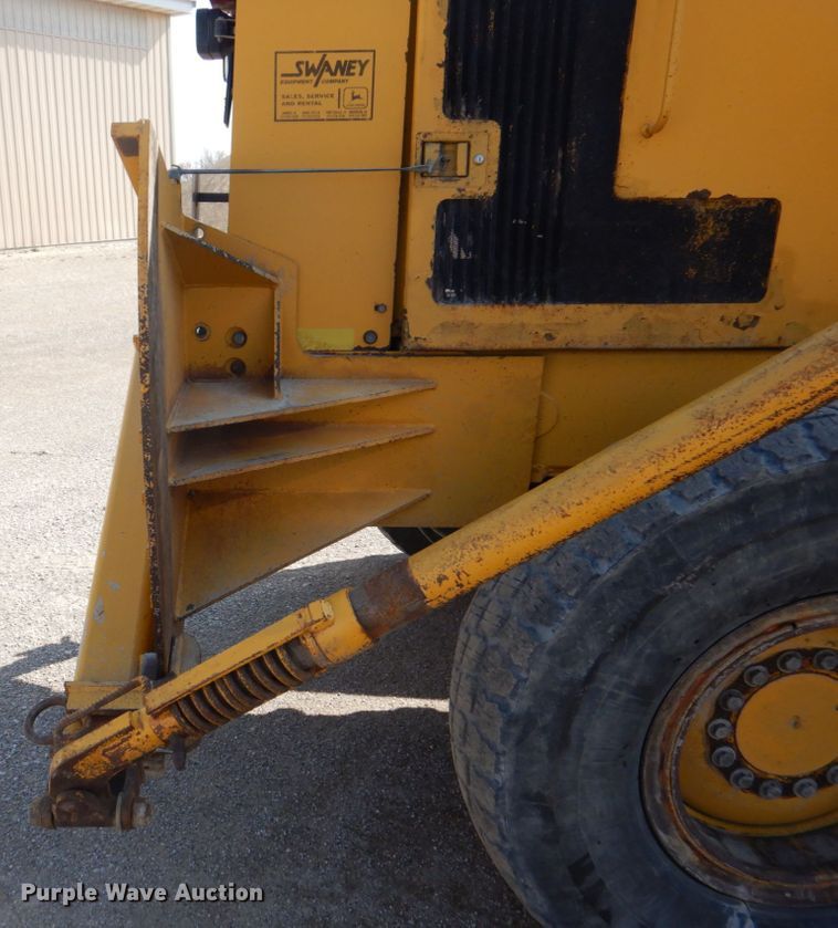 image for item DS8005 1999 John Deere 770CH  motor grader