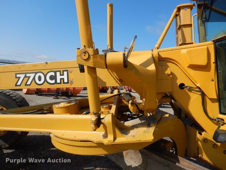 image for item DS8005 1999 John Deere 770CH  motor grader