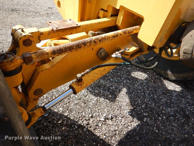 image for item DS8005 1999 John Deere 770CH  motor grader