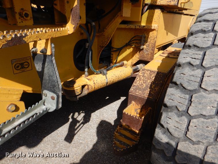 image for item DS8005 1999 John Deere 770CH  motor grader