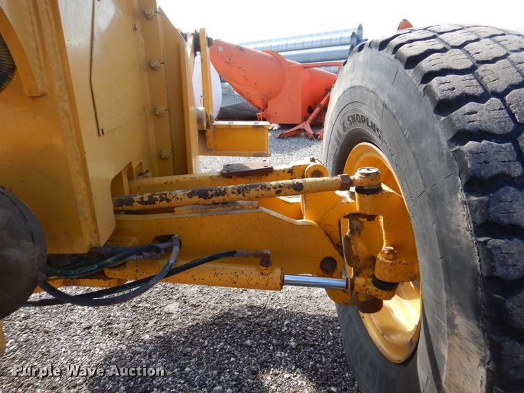 image for item DS8005 1999 John Deere 770CH  motor grader