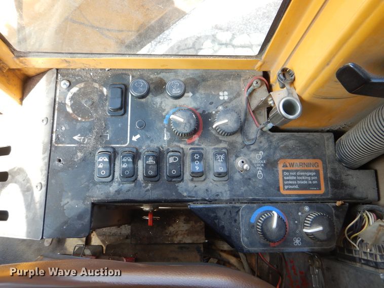 image for item DS8005 1999 John Deere 770CH  motor grader