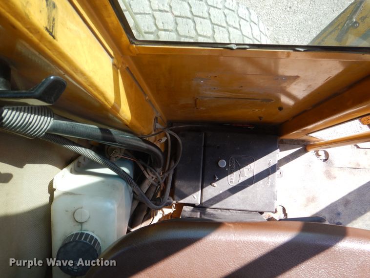 image for item DS8005 1999 John Deere 770CH  motor grader