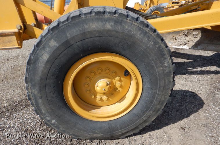 image for item DS8005 1999 John Deere 770CH  motor grader