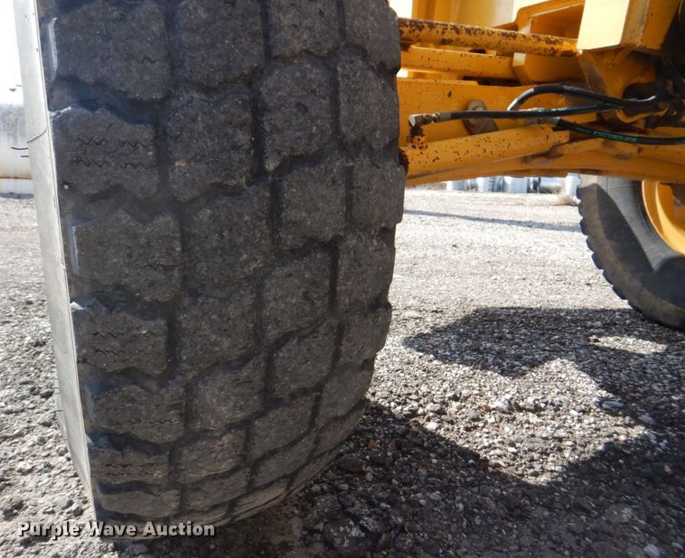 image for item DS8005 1999 John Deere 770CH  motor grader