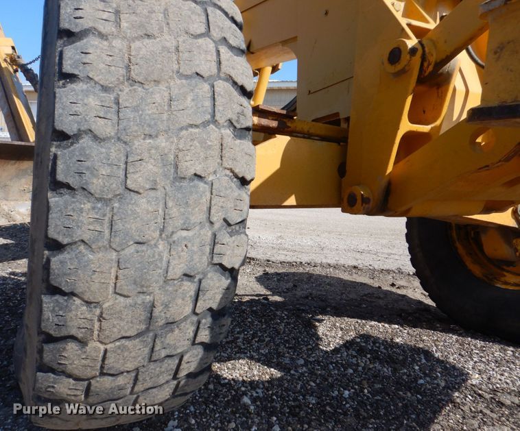 image for item DS8005 1999 John Deere 770CH  motor grader