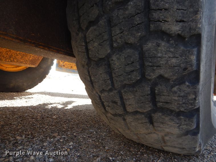 image for item DS8005 1999 John Deere 770CH  motor grader