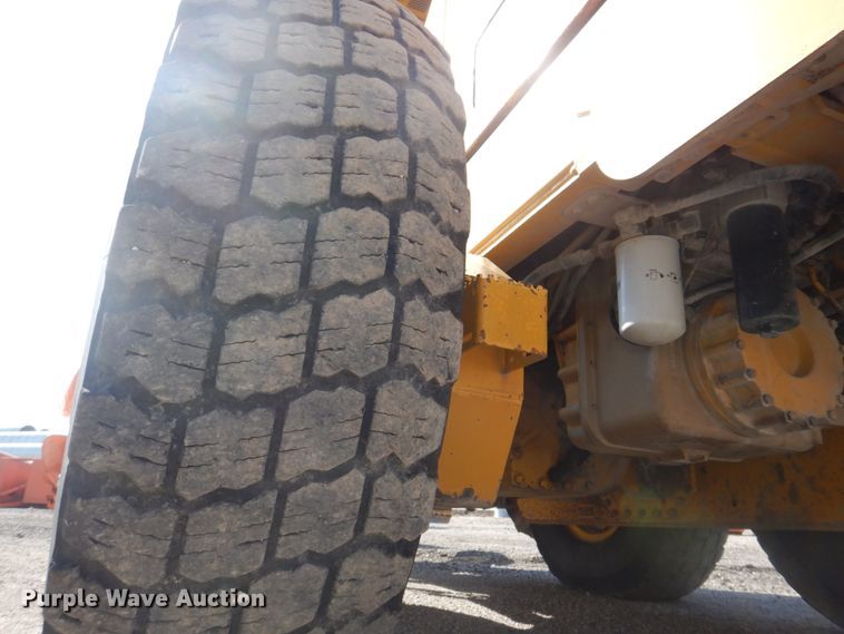 image for item DS8005 1999 John Deere 770CH  motor grader