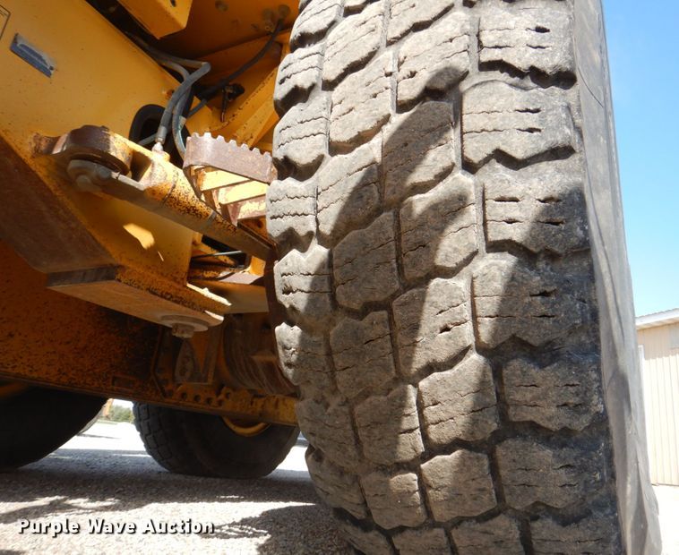 image for item DS8005 1999 John Deere 770CH  motor grader