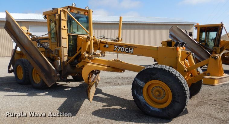 image for item DS8006 1999 John Deere 770CH  motor grader