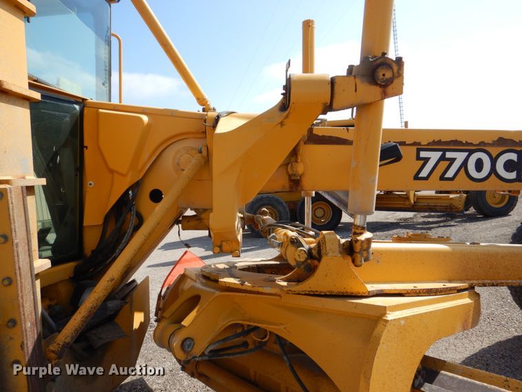 image for item DS8006 1999 John Deere 770CH  motor grader