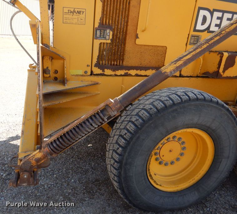 image for item DS8006 1999 John Deere 770CH  motor grader