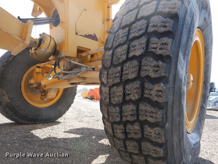 image for item DS8006 1999 John Deere 770CH  motor grader