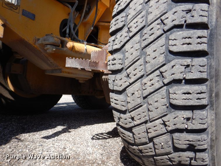 image for item DS8006 1999 John Deere 770CH  motor grader