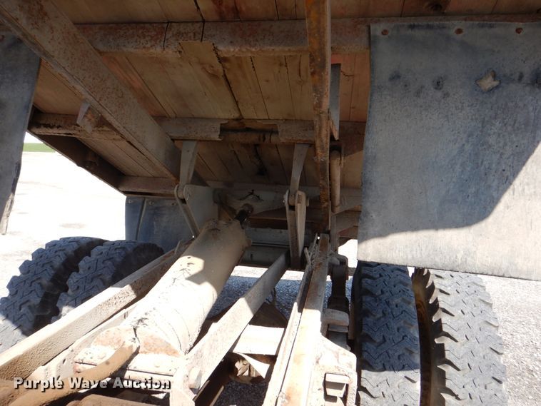 image for item DS8007 1976 Ford F600  dump flatbed truck