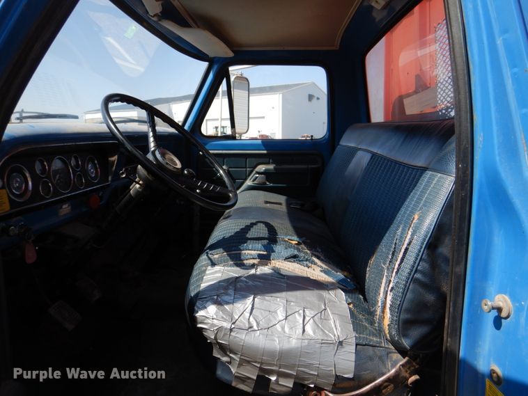 image for item DS8007 1976 Ford F600  dump flatbed truck