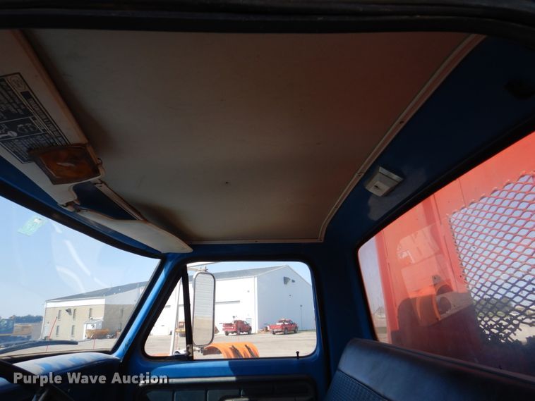 image for item DS8007 1976 Ford F600  dump flatbed truck