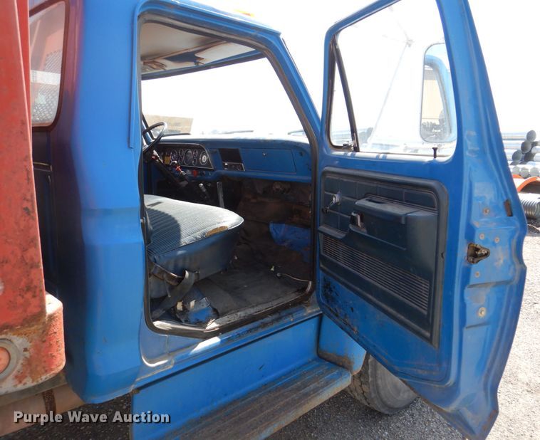 image for item DS8007 1976 Ford F600  dump flatbed truck