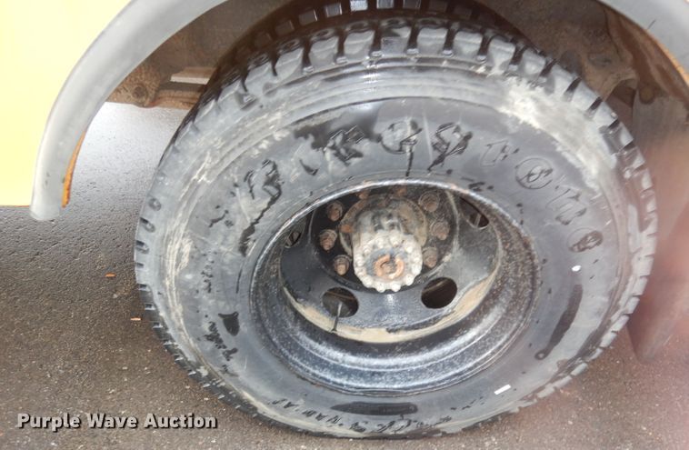 image for item DT9881 2004 Freightliner FS65  school bus