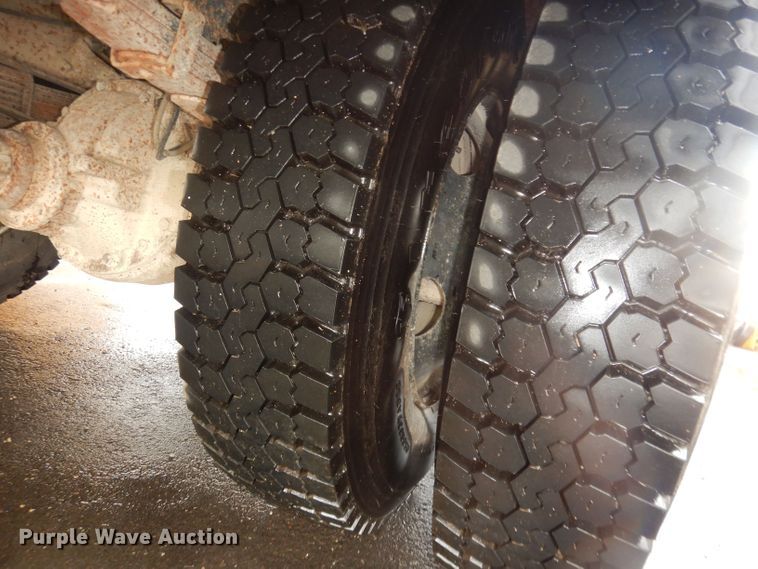 image for item DT9881 2004 Freightliner FS65  school bus