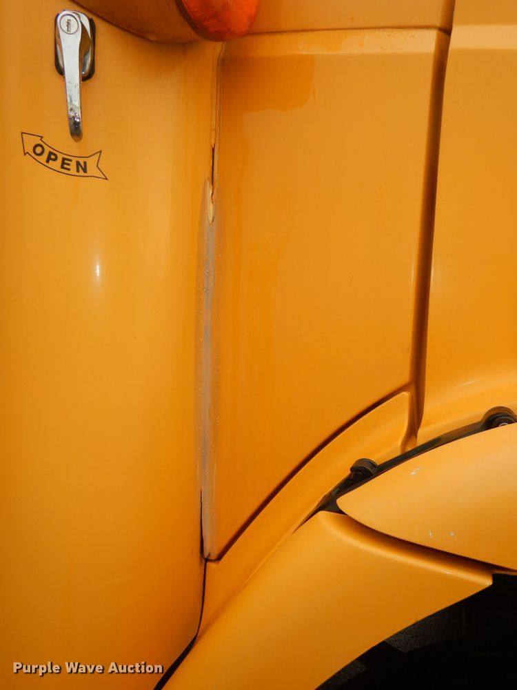 image for item DT9881 2004 Freightliner FS65  school bus