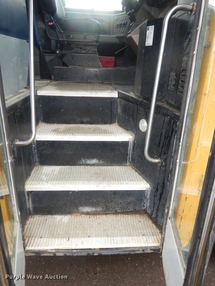 image for item DT9881 2004 Freightliner FS65  school bus