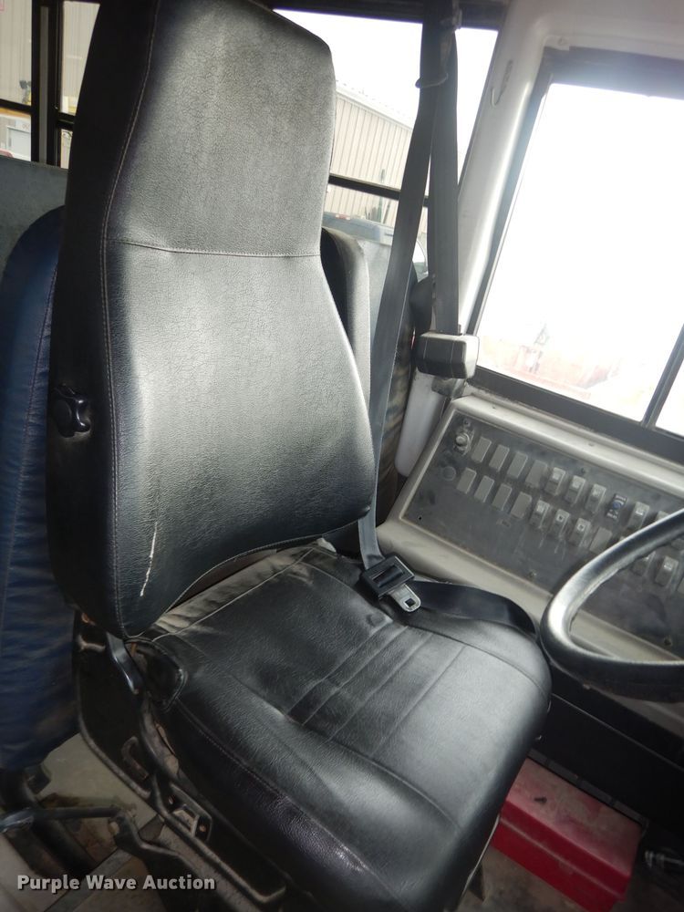 image for item DT9881 2004 Freightliner FS65  school bus