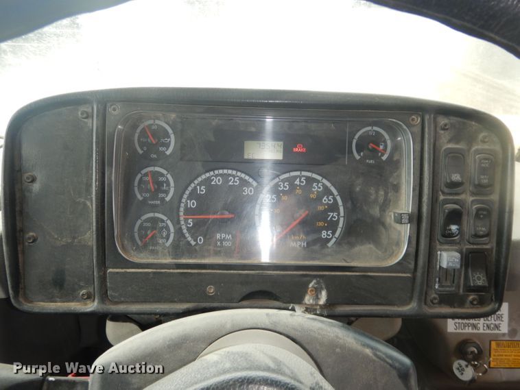 image for item DT9881 2004 Freightliner FS65  school bus