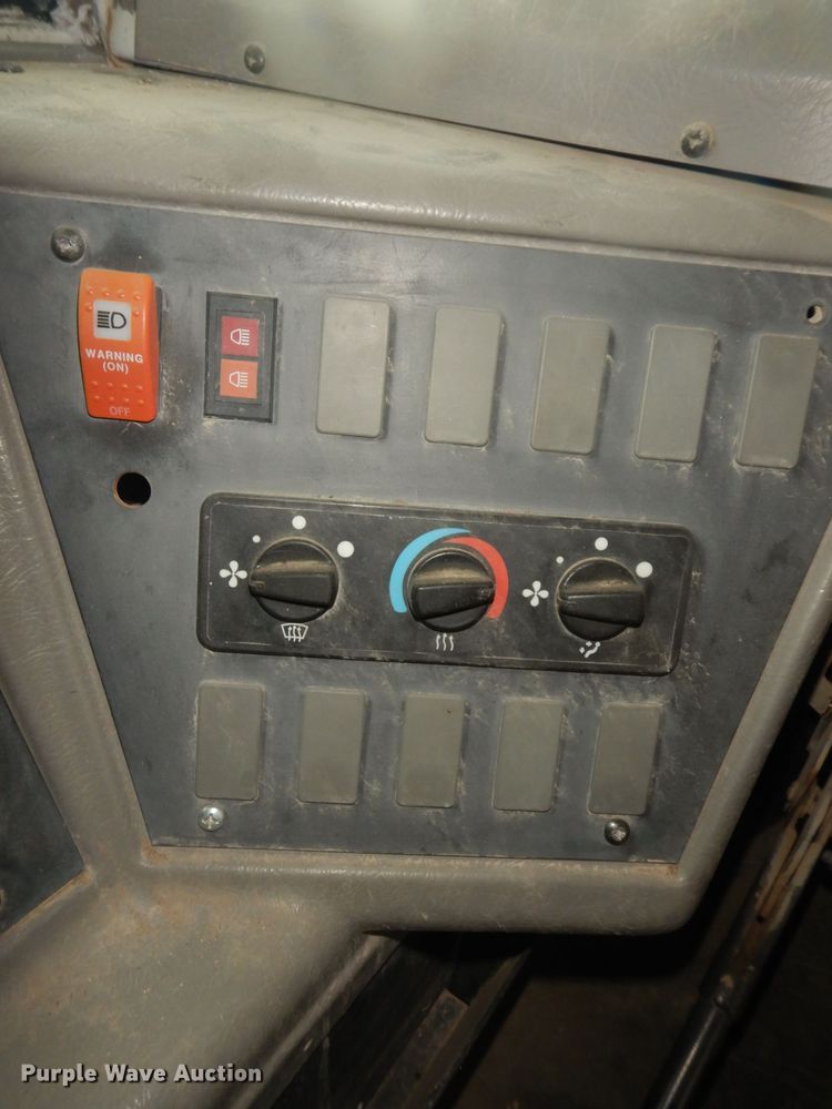 image for item DT9881 2004 Freightliner FS65  school bus